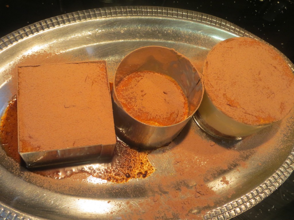 cacao espolvoreado sobre el tiramisú
