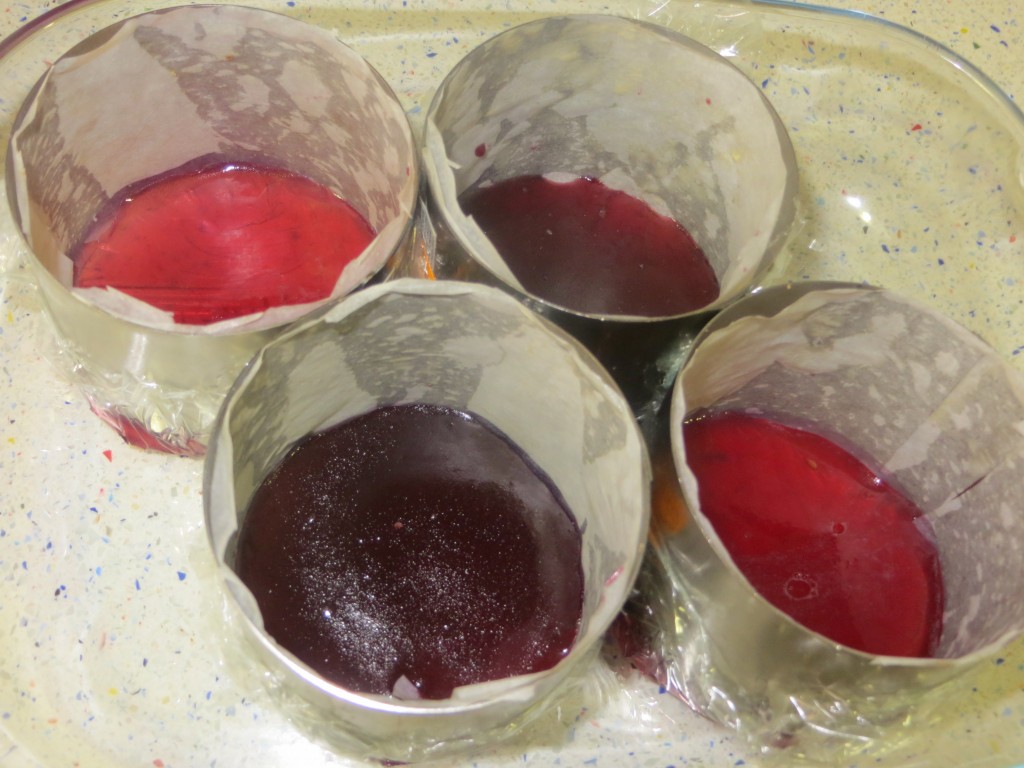 capa de gelatina de cerezas en el fondo del aro