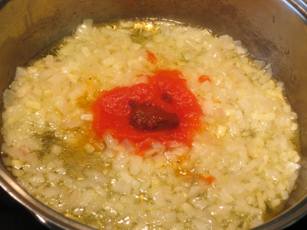 tomate y carne de pimiento choricero incorporado a la cebolla, ajo y puerro 