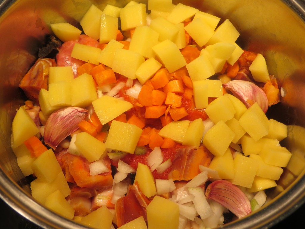 zanahoria, ajos y patata incorporados al potaje de legumbres