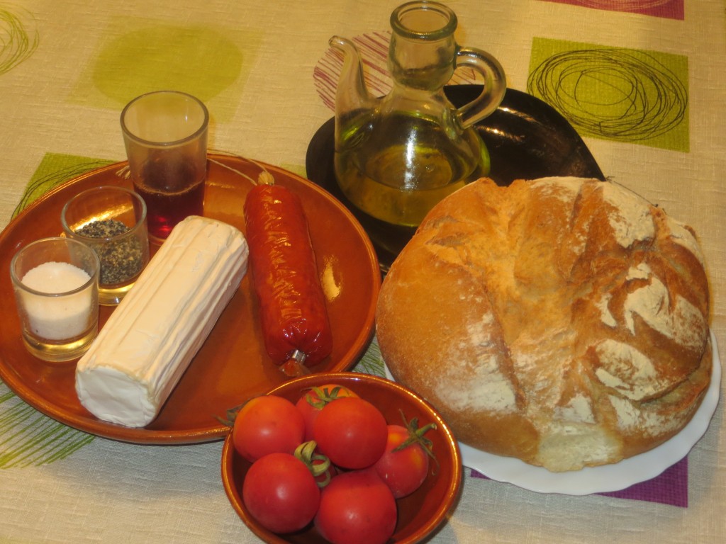 ingredientes del canapé de sobrasada con miel y queso de cabra