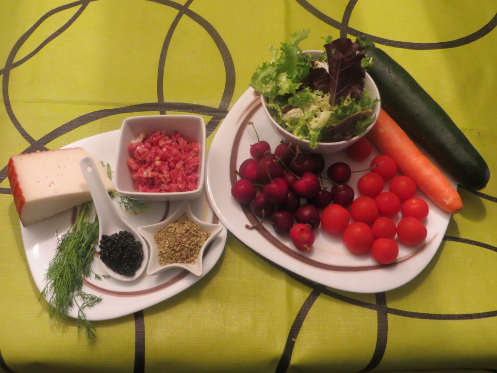 ingredientes ensalada de cerezas, verduras, queso, jamón y sucedáneo de caviar