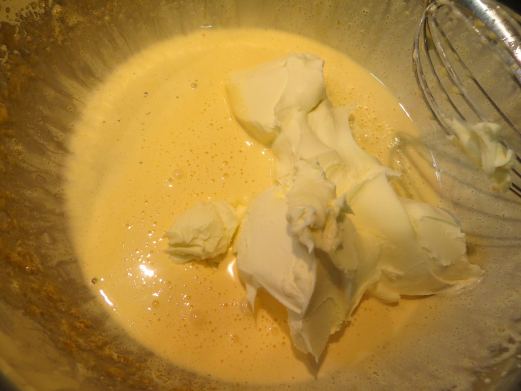 incorporación del queso mascarpone a las yemas montadas