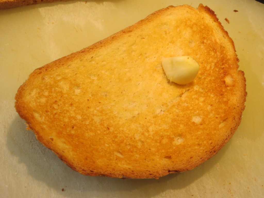 ajo restregado sobre la rebanada de pan tostado