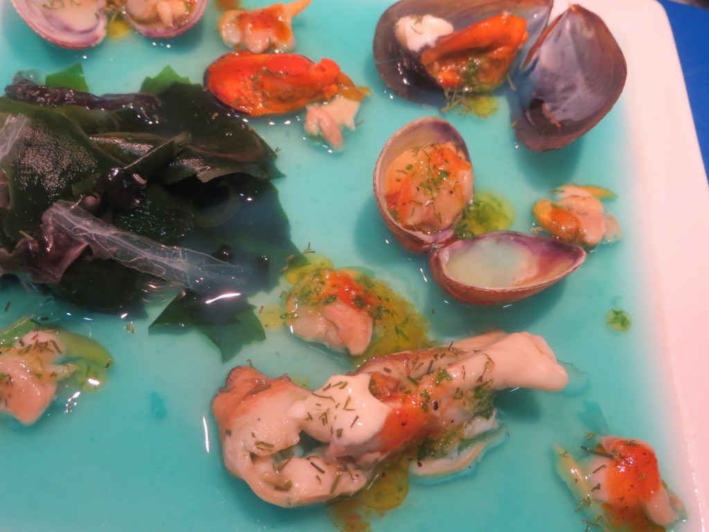 aperitivo de algas con moluscos en tres salsas