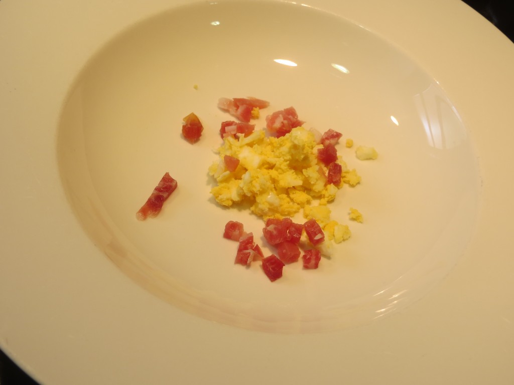 huevo y jamón en el centro del plato