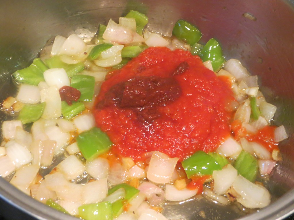 incorporación de tomate y pimiento choricero al sofrito