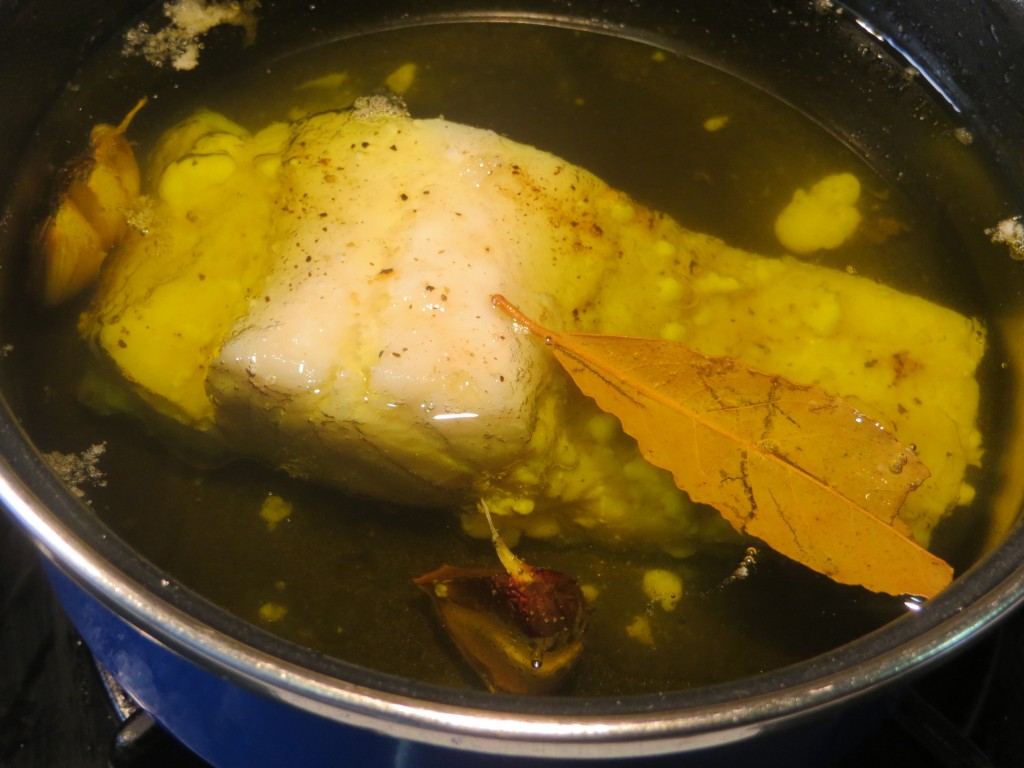 bacalao sumergido en aceite caliente