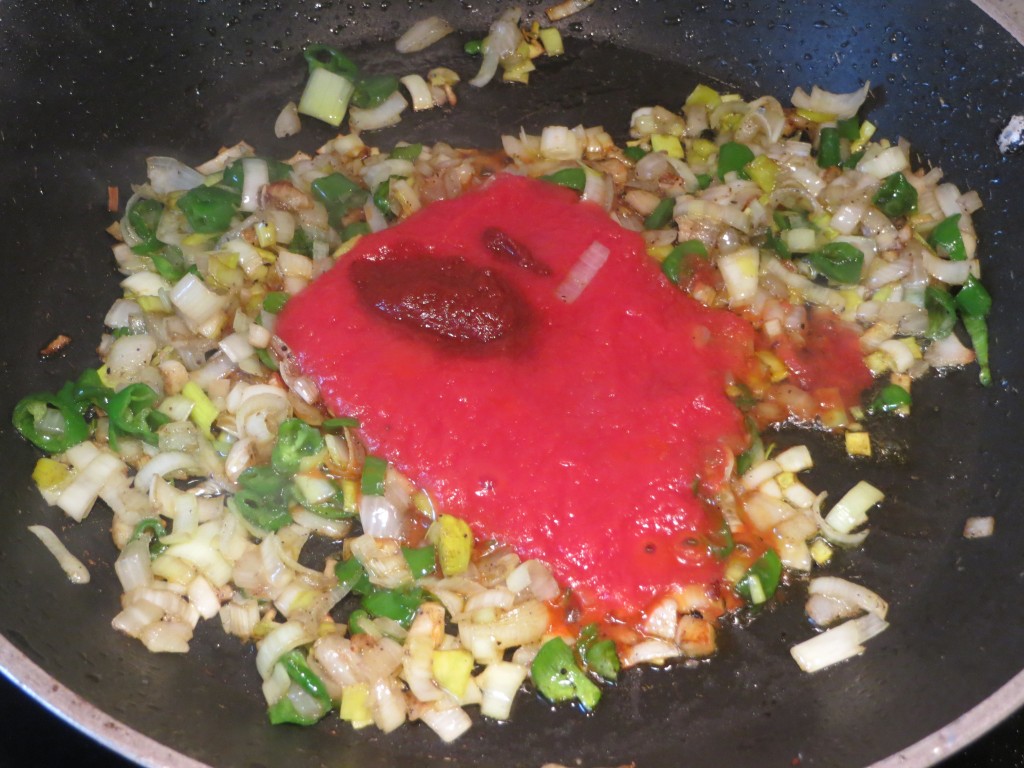 incorporación del tomate y el pimiento choricero