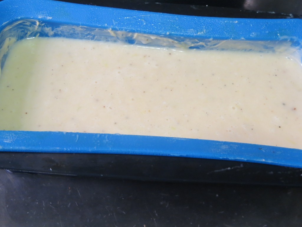 molde con la mezcla del pastel de espárragos a punto de hornear