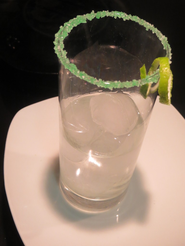 vaso de tubo con hielo y ginebra