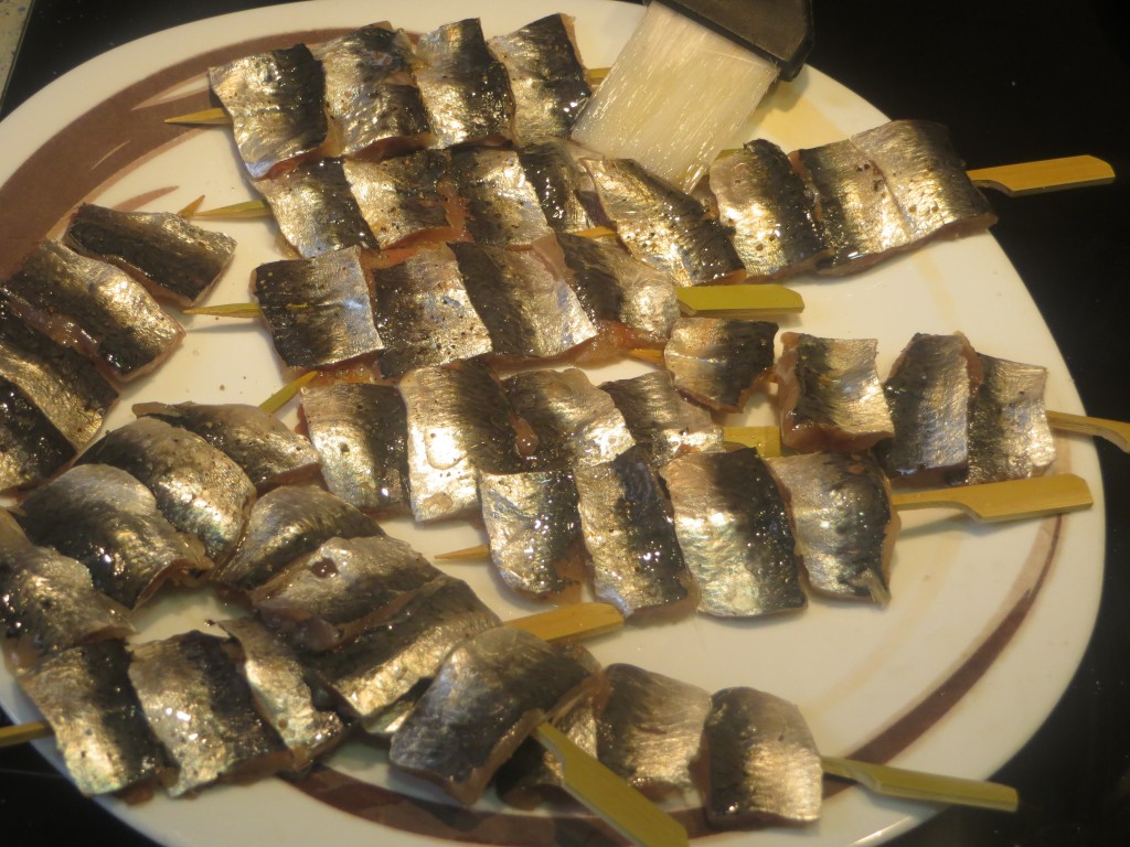 espetos de sardinas pinceladas con aceite ahumado