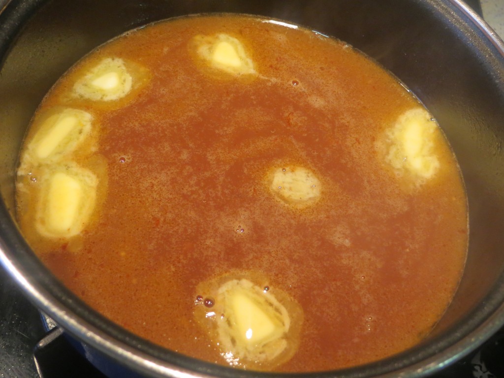 salsa española y mantequilla, incorporados a la salsa de trufa