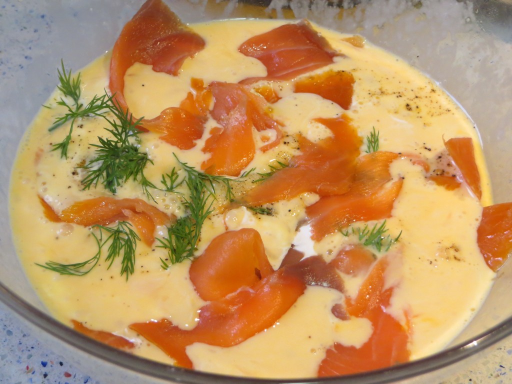mezcla de huevos, nata y especias con el salmón troceado