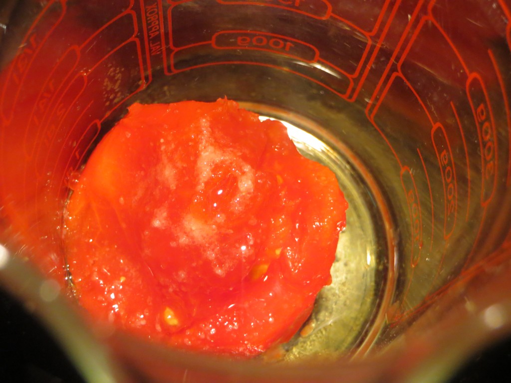 tomate y aceite a punto para ser triturados 