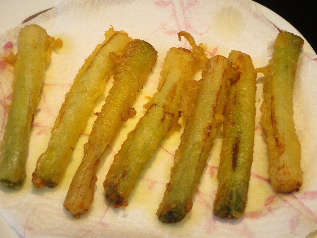calçots en tempura sobre papel de cocina