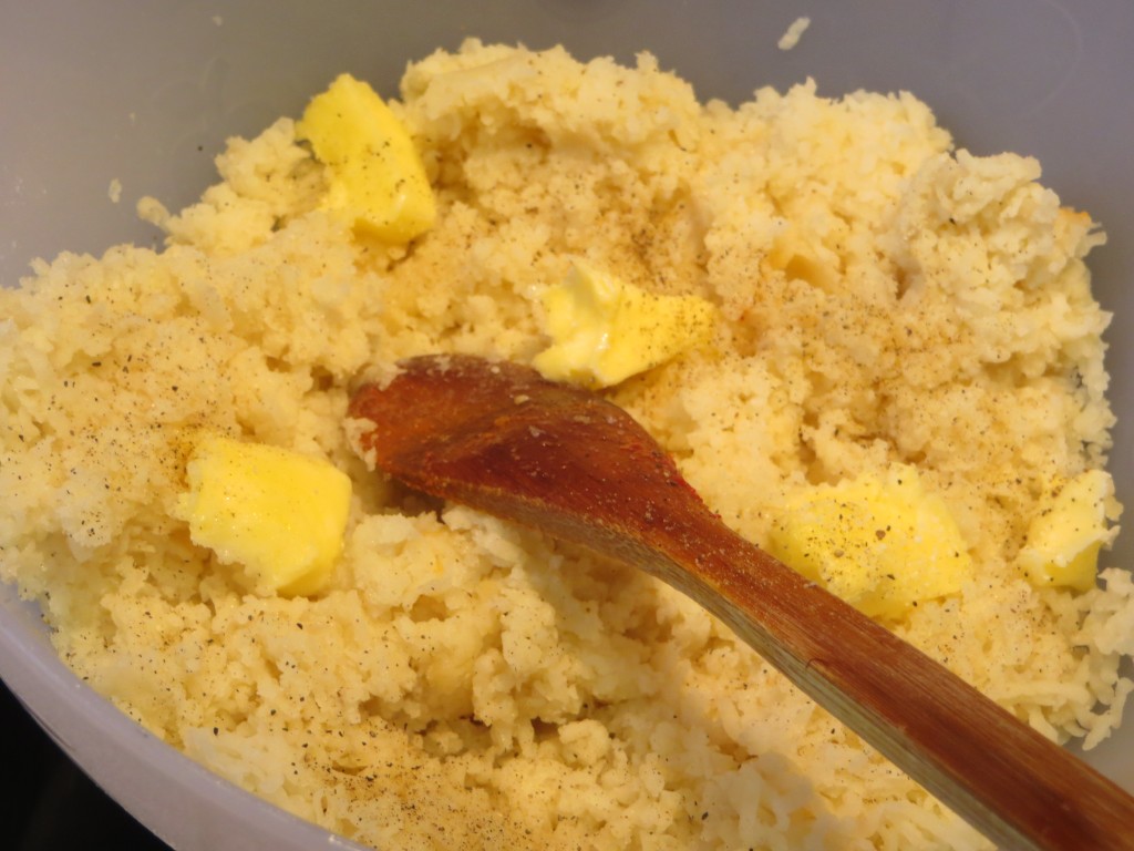 incorporación de mantequilla al puré de patatas