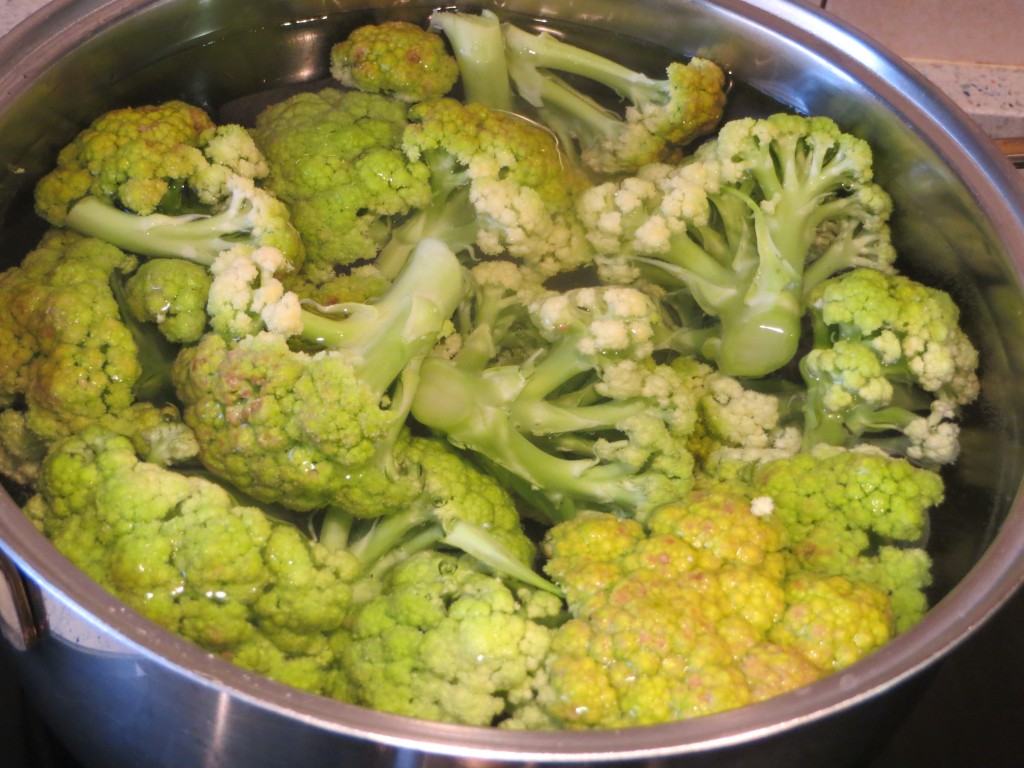 ramilletes de brócoli en la olla a punto para ser cocidos