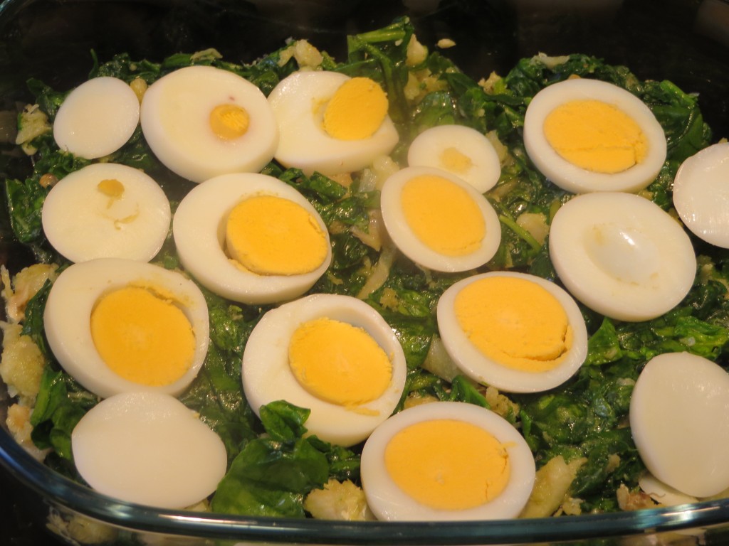 huevos duros incorporados a las espinacas