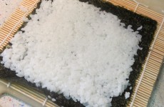arroz para sushi sobre lámina alga nori