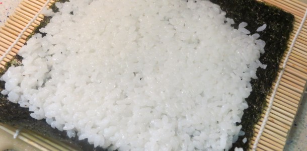 arroz para sushi sobre lámina alga nori