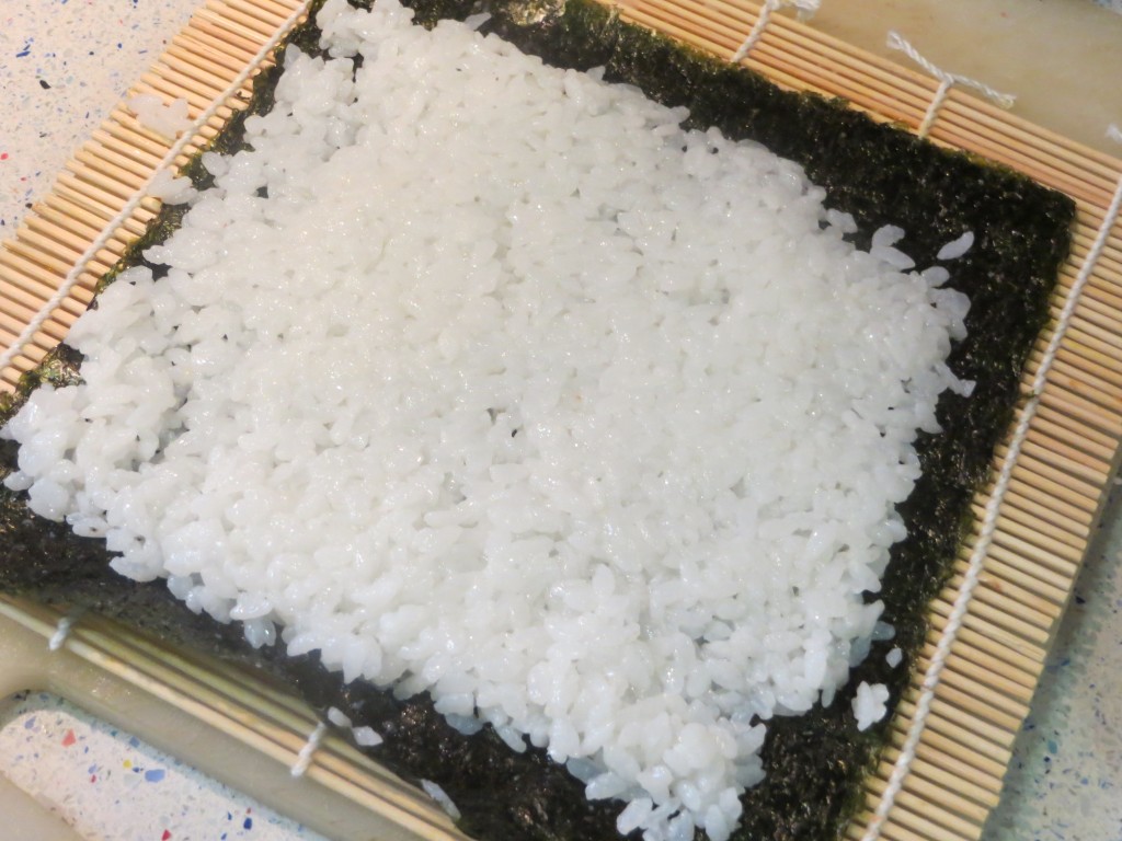 arroz sobre la capa de alga nori