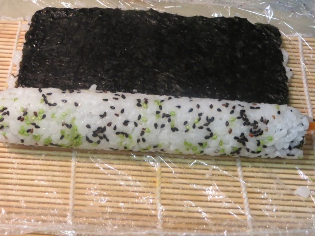 enrollado del uramaki sushi 
