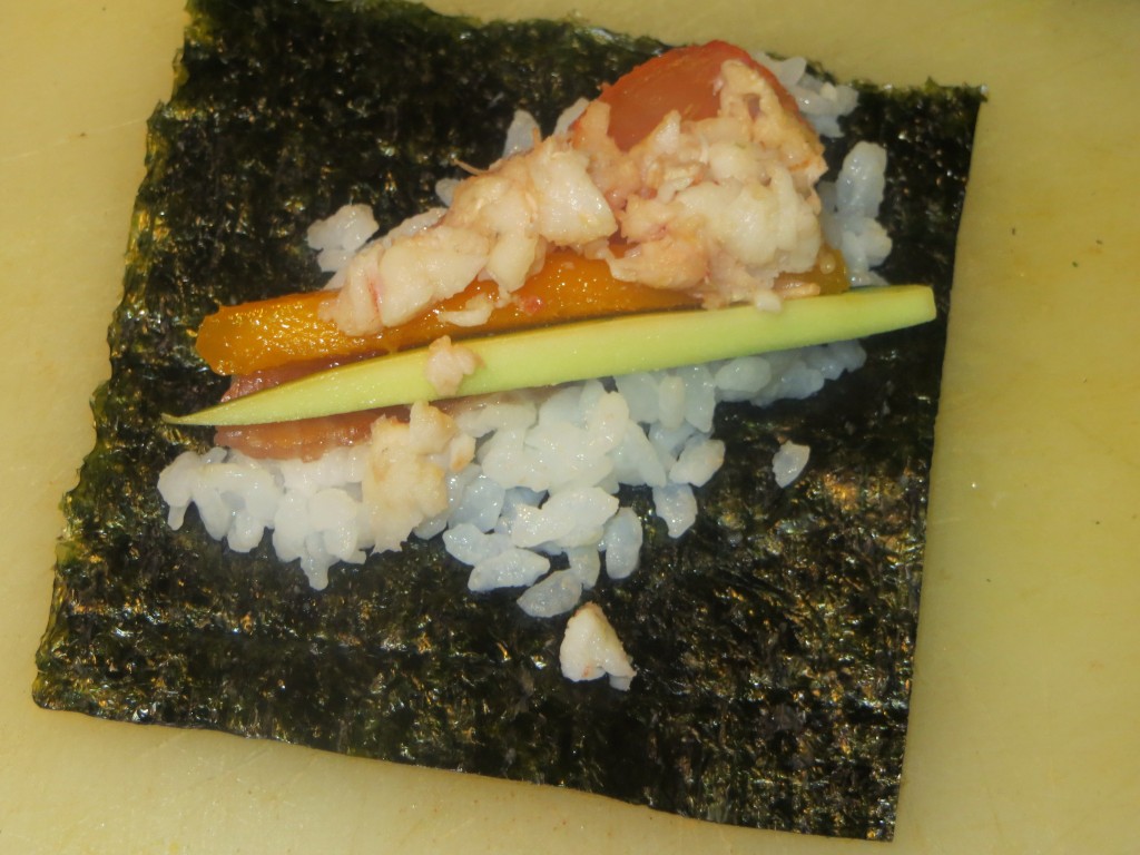 ingredientes sobre la lámina de alga nori