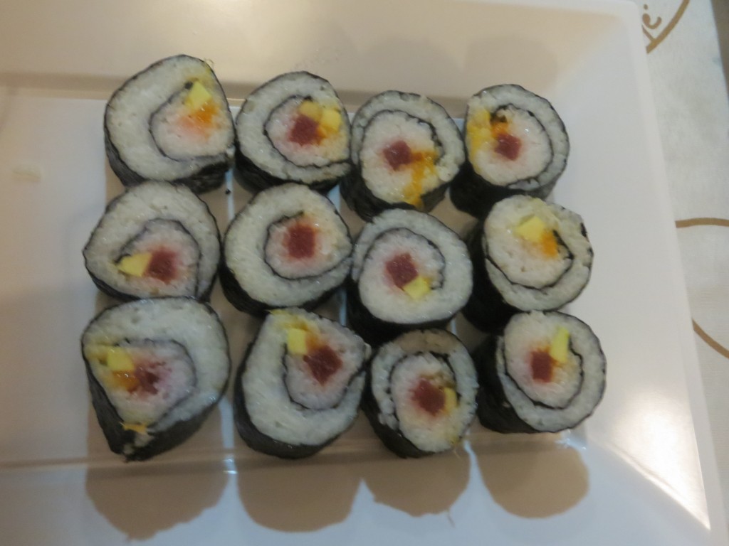 maki sushi de atún, aguacate y mango 