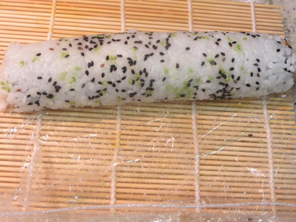 rollo inverso de uramaki sushi acabado de enrollar