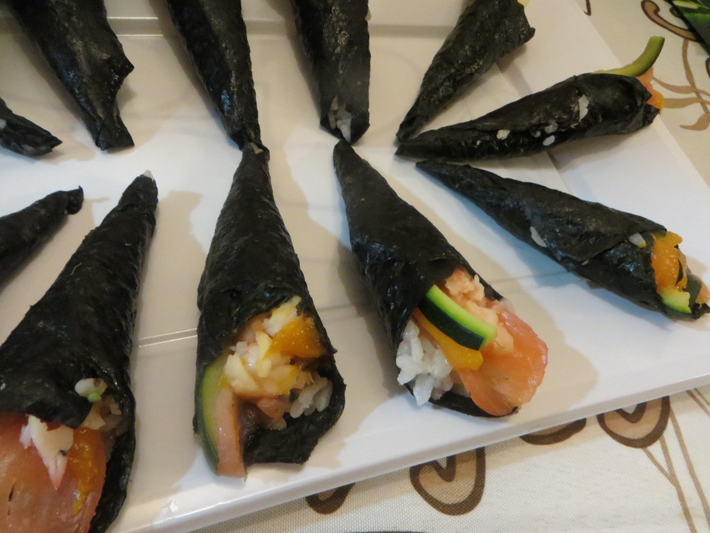 temaki sushi de salmón con mango y calabacín
