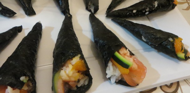 temaki sushi de salmón con mango y calabacín