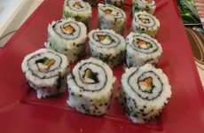 uramaki de surimi con salmón, pepino y zanahoria