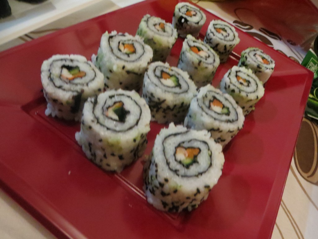 bandeja de uramakis sushi con salmón, pepino y zanahoria
