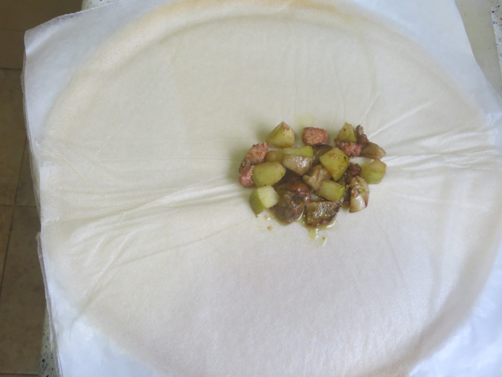 dados de boletus, foie micuit y manzana colocados sobre la hoja de pasta brisa