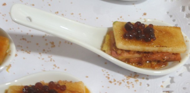 bocadito de foie micuit con caviar de Pedro Ximenez montado sobre la cuchara