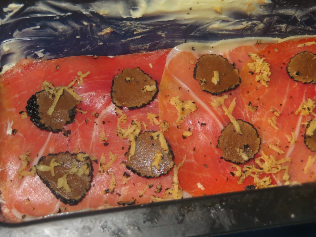capa de jamón y láminas de trufa