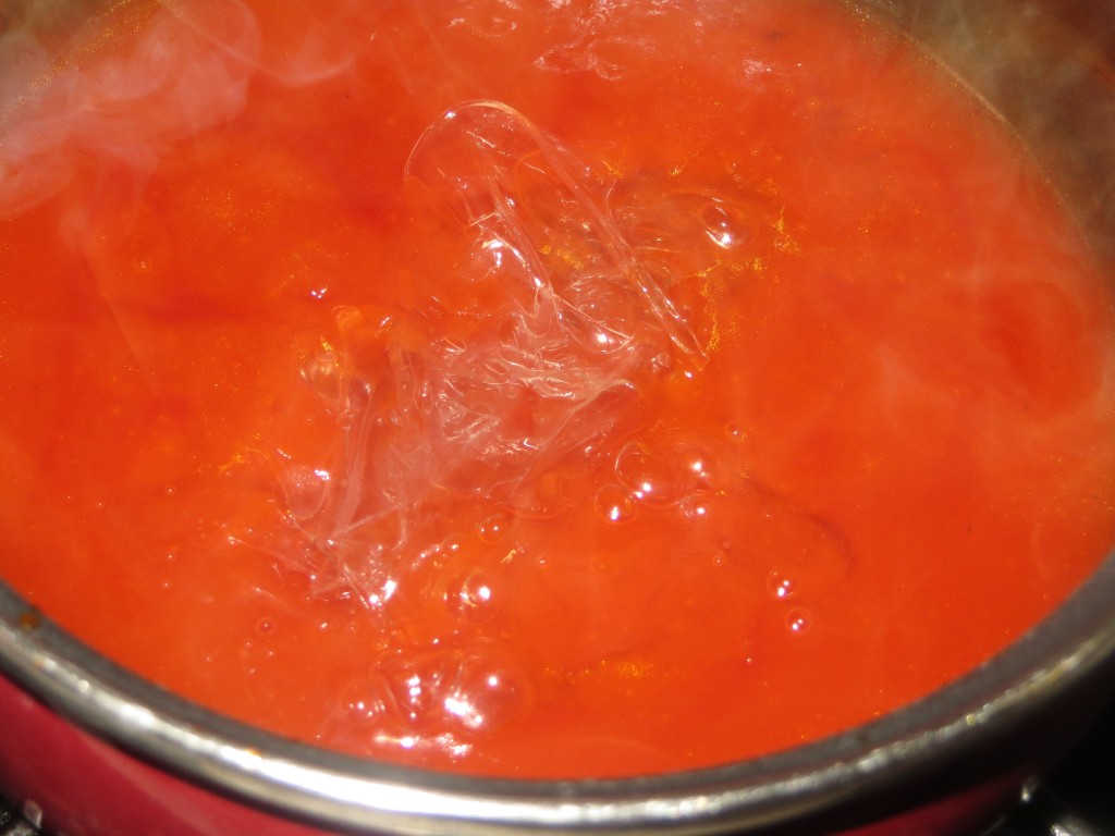 gelatina hidratada y escurrida incorporada a la confitura de tomate