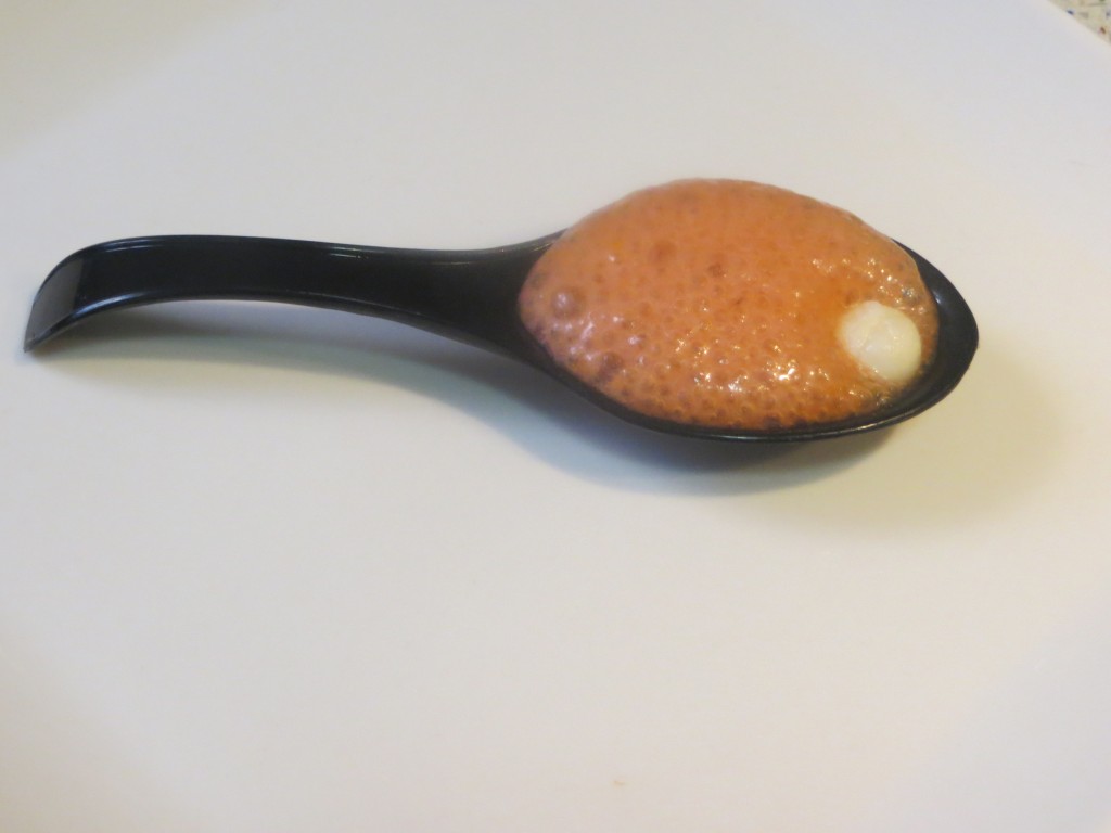 cuchara con espuma de sopa de remolacha y esfera de yogur