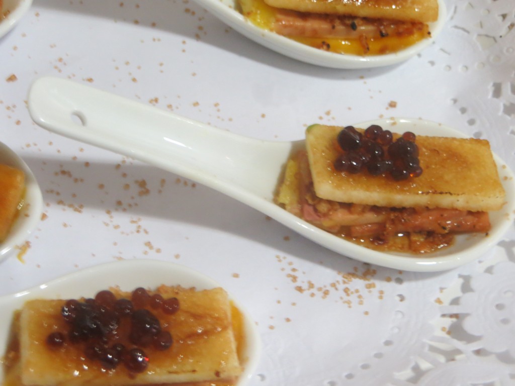 bocadito de foie micuit y caviar de Pedro Ximenez