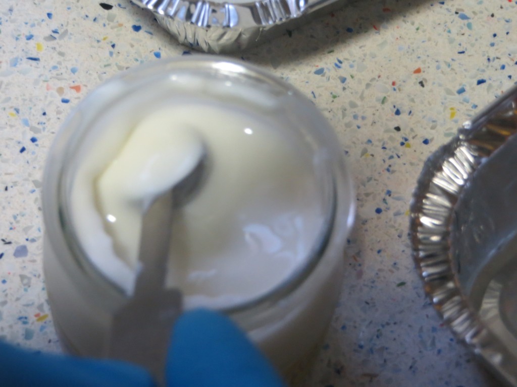 cogiendo el yogur cremoso de limón con la cucharilla semiesferica
