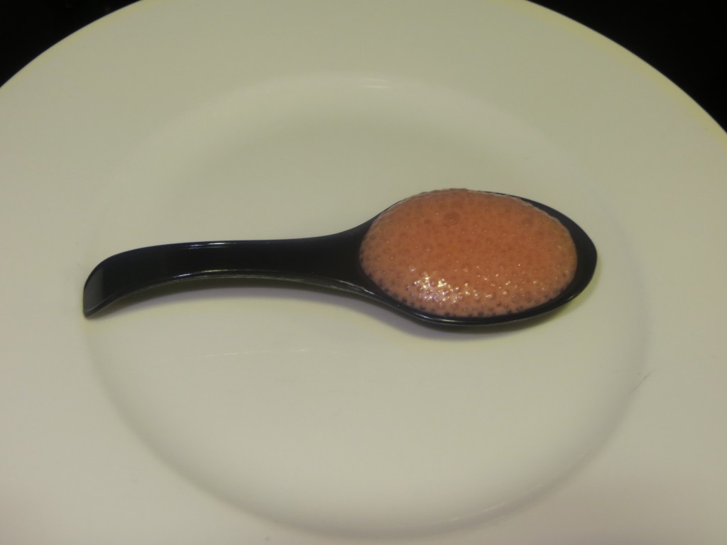 cuchara con espuma de sopa de remolacha