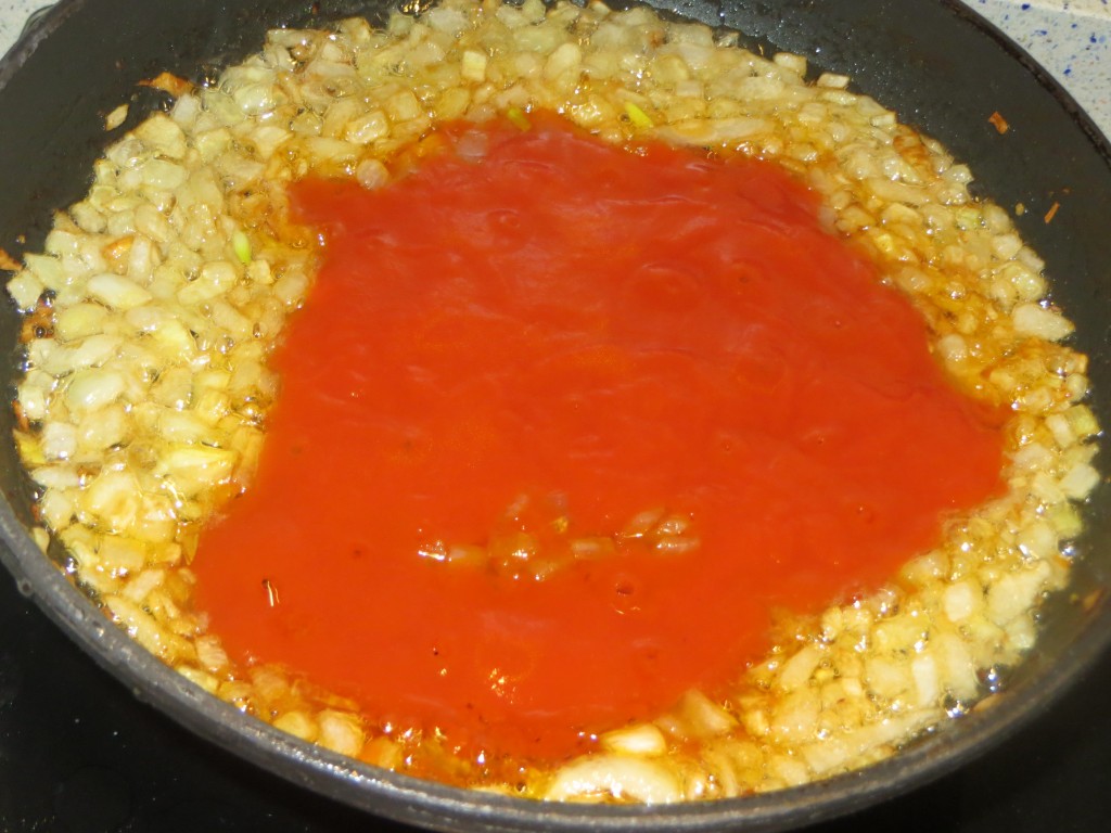 salsa de tomate incorporada a la cebolla pochada