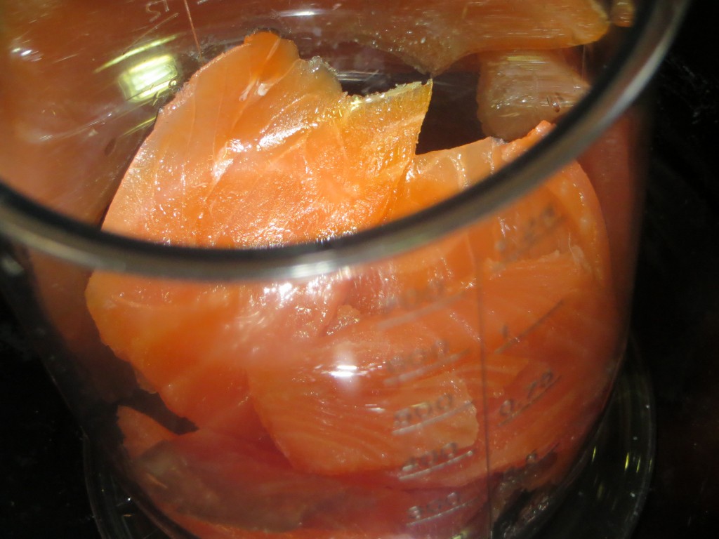 salmón ahumado en el vaso de la batidora