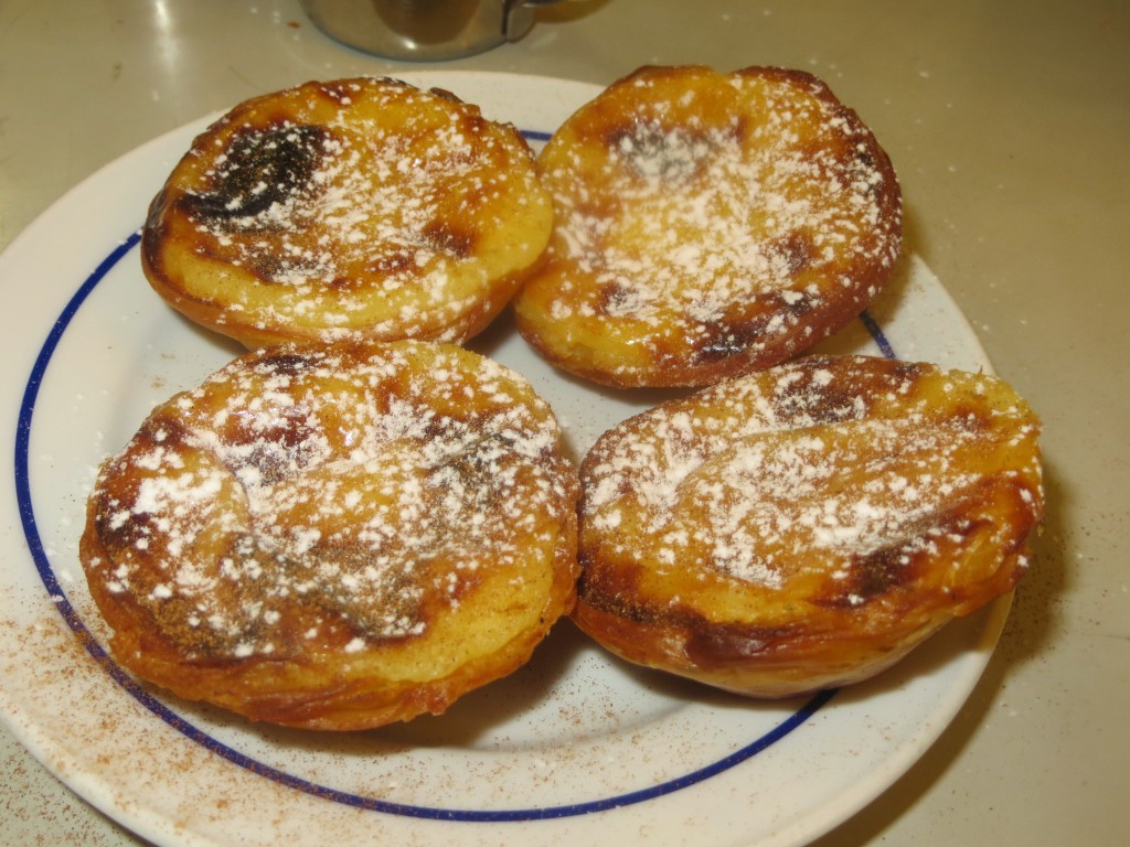 pasteles de Belém espolvoreados con azúcar glacé y canela