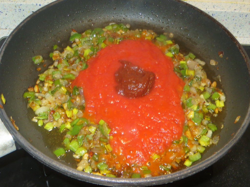 tomate y carne de ñora incorporado al sofrito