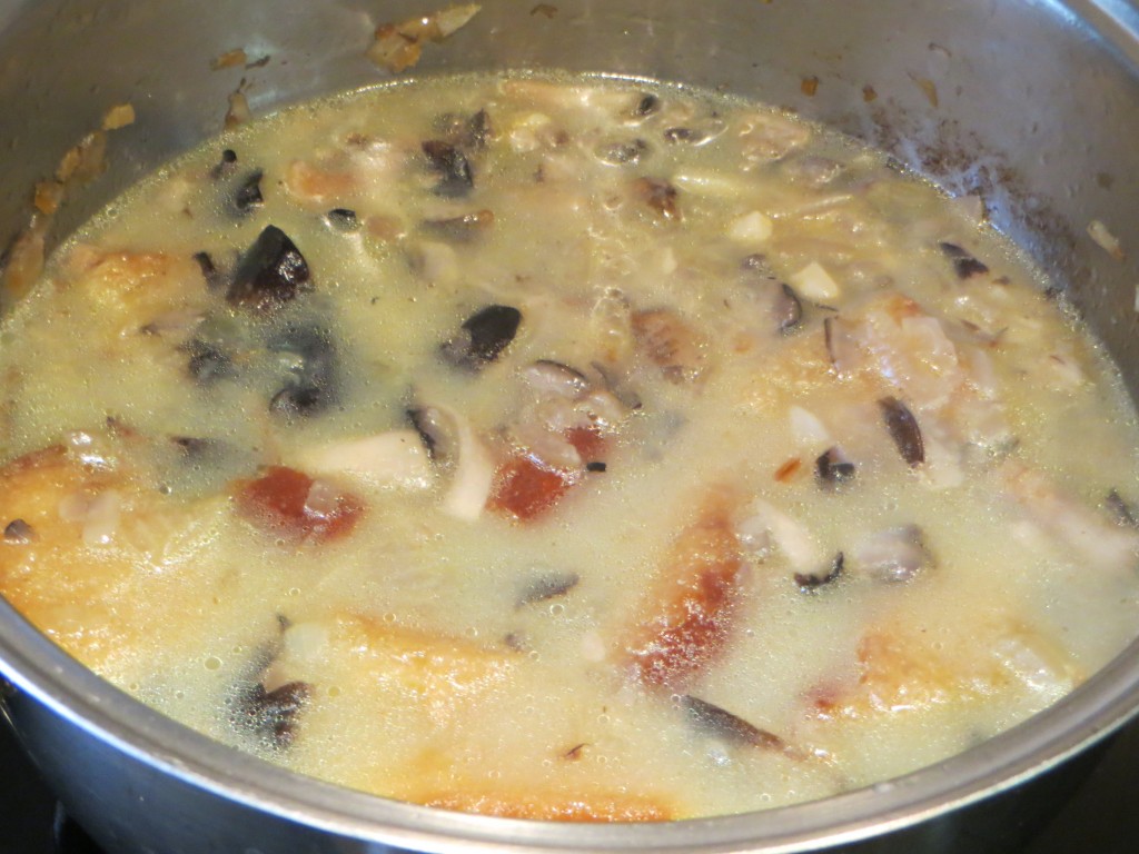 caldo incorporado a la sopa de negrilla