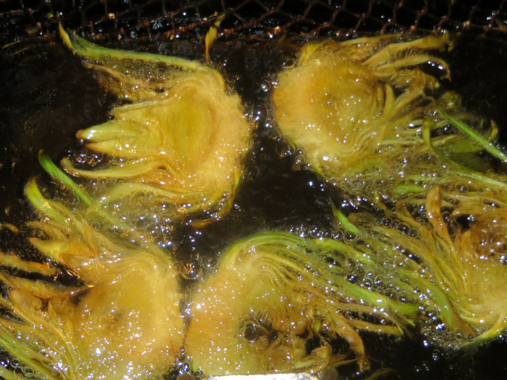 chips de alcachofa friéndose en la freidora