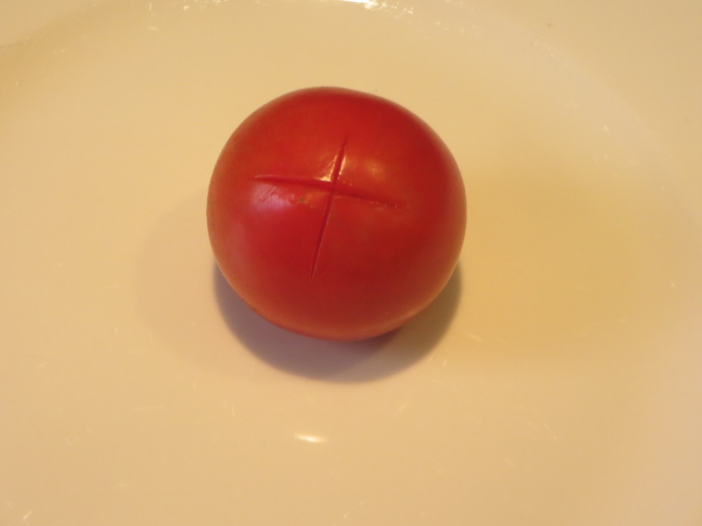 tomate cherry con la incisión en cruz