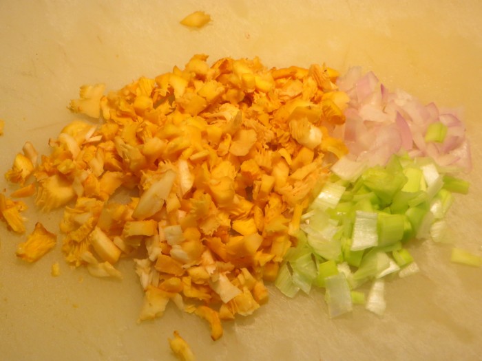 rebozuelos, cebolla y puerro cortados